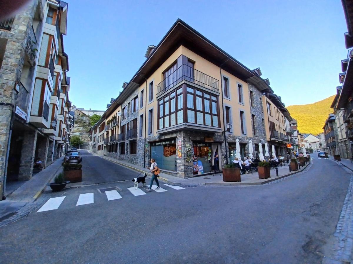 En El Pleno Centro De Biescas Con Garaje, Ascensor Y Wifiアパートメント エクステリア 写真