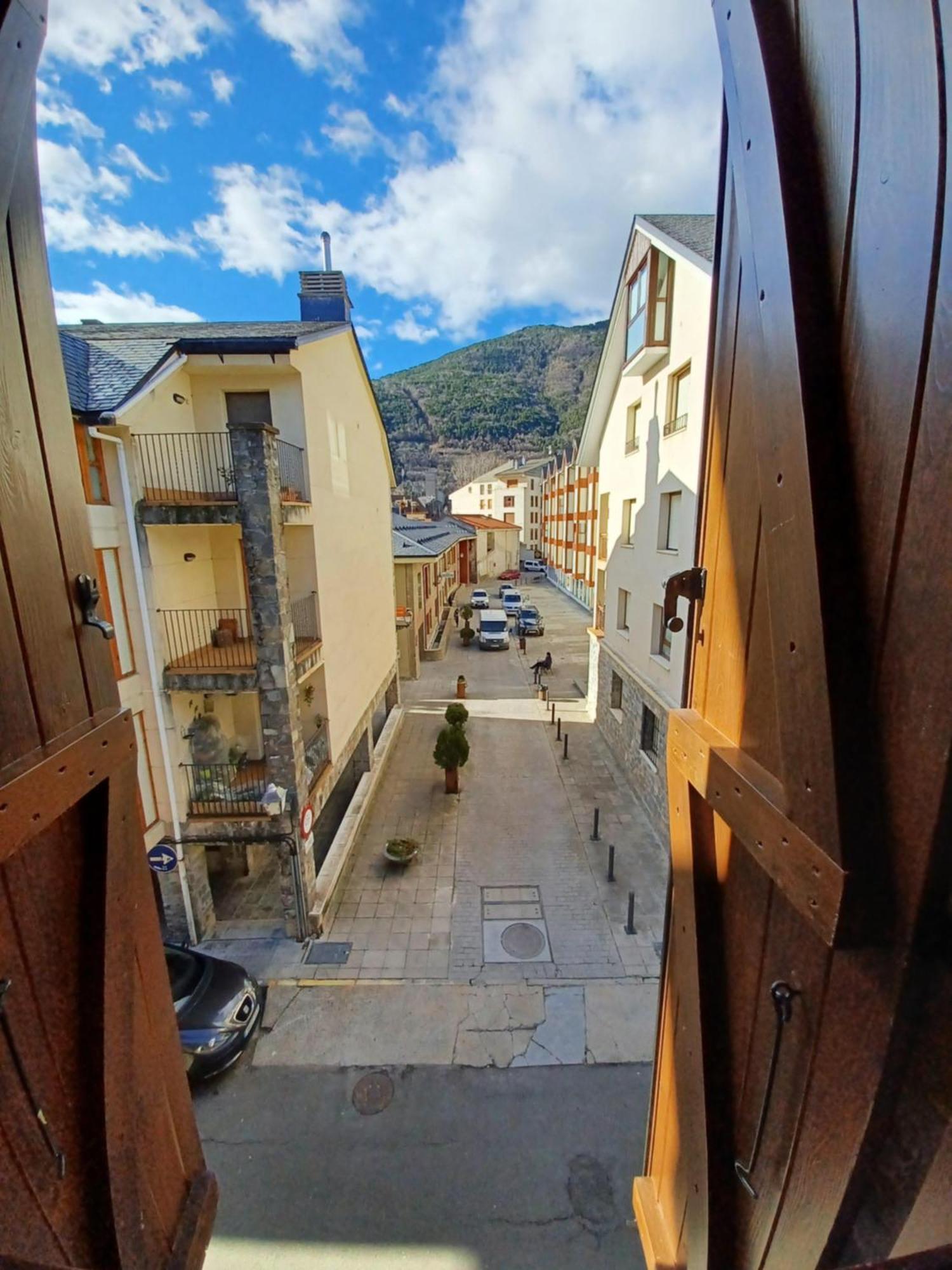 En El Pleno Centro De Biescas Con Garaje, Ascensor Y Wifiアパートメント エクステリア 写真